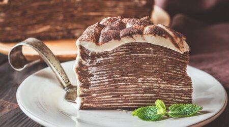 Zu sehen ist das Beitragsbild zum Thema: Tiramisu-Crêpes-Torte in der Auflösung 900x500