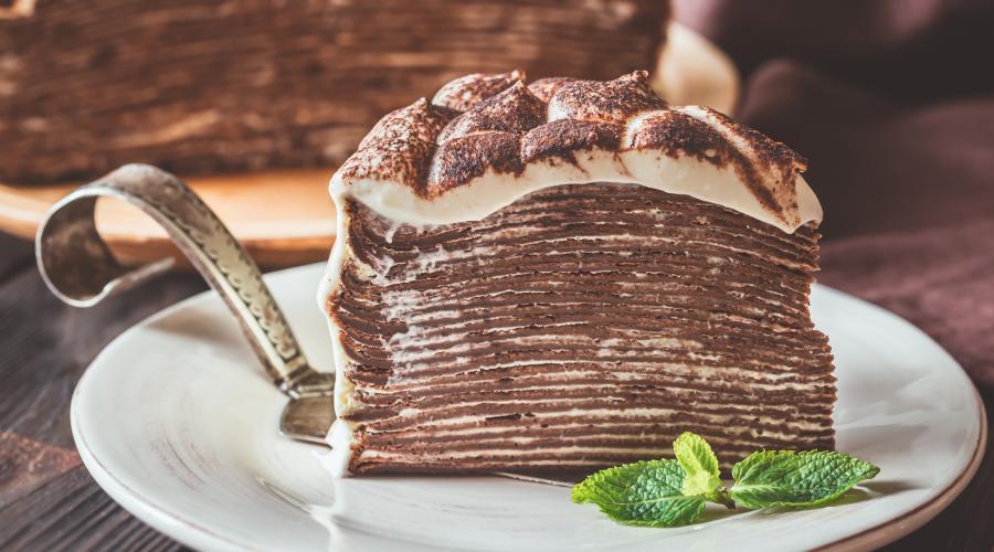 Zu sehen ist das Beitragsbild zum Thema: Tiramisu-Crêpes-Torte in der Auflösung 900x500