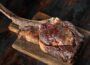 Zu sehen ist das Beitragsbild zum Thema: Tomahawk Steak grillen in der Auflösung 900x500