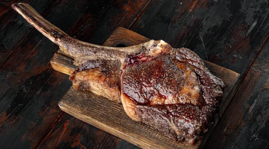 Zu sehen ist das Beitragsbild zum Thema: Tomahawk Steak grillen in der Auflösung 900x500