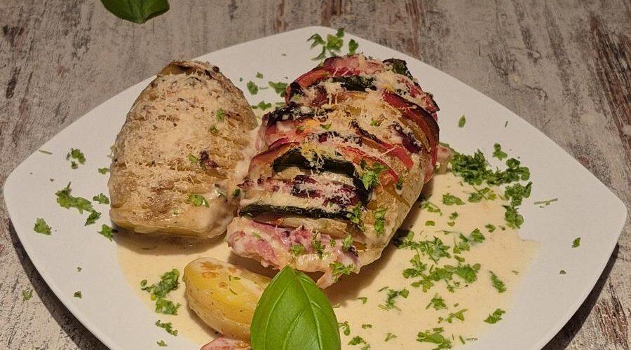 Zu sehen ist das Titelbild zum Thema: Hasselback Kartoffeln à la Mediterran in der Auflösung 900x847