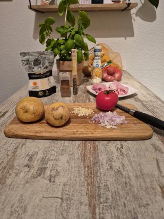 Zu sehen ist das Beitragsbild 2 zum Thema: Hasselback Kartoffeln à la Mediterran in der Auflösung 320x427