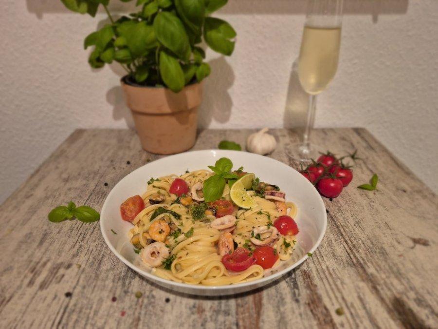Zu sehen ist das Beitragsbild zum Thema: Linguine Frutti di Mare in der Auflösung 900x675