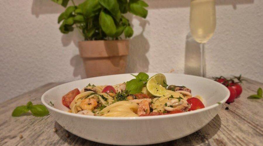 Zu sehen ist das Beitragsbild zum Thema: Linguine Frutti di Mare in der Auflösung 900x675