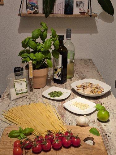 Zu sehen ist das Beitragsbild zum Thema Zutaten für Linguine Frutti di Mare: Linguine, Cherry-Tomaten, Knoblauch, Basilikum, Petersilie, Meeresfrüchte, Limette, Olivenöl, Weisswein, Meersalz, Zitronen-Pfeffer in der Auflösung 375x500