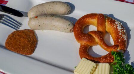 Zu sehen ist das Beitragsbild zum Thema: Weißwurst richtig erwärmen und servieren
