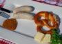 Zu sehen ist das Beitragsbild zum Thema: Weißwurst richtig erwärmen und servieren